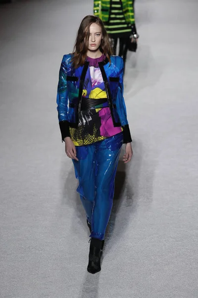Paris, Fransa - Mart 02: Manken pist Balmain gösterisi sırasında Paris moda hafta kadın giyim Sonbahar/Kış 2018/2019 bir parçası olarak 2 Mart 2018 Paris, Fransa'da yürür.