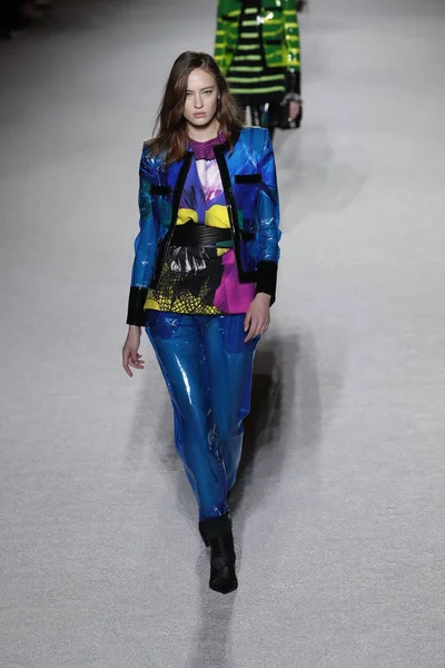 Paris, Fransa - Mart 02: Manken pist Balmain gösterisi sırasında Paris moda hafta kadın giyim Sonbahar/Kış 2018/2019 bir parçası olarak 2 Mart 2018 Paris, Fransa'da yürür.