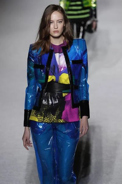 Paris, Fransa - Mart 02: Manken pist Balmain gösterisi sırasında Paris moda hafta kadın giyim Sonbahar/Kış 2018/2019 bir parçası olarak 2 Mart 2018 Paris, Fransa'da yürür.