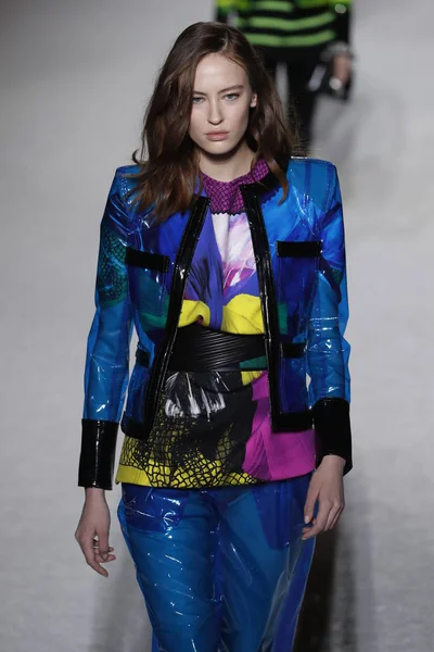 Paris, Fransa - Mart 02: Manken pist Balmain gösterisi sırasında Paris moda hafta kadın giyim Sonbahar/Kış 2018/2019 bir parçası olarak 2 Mart 2018 Paris, Fransa'da yürür.