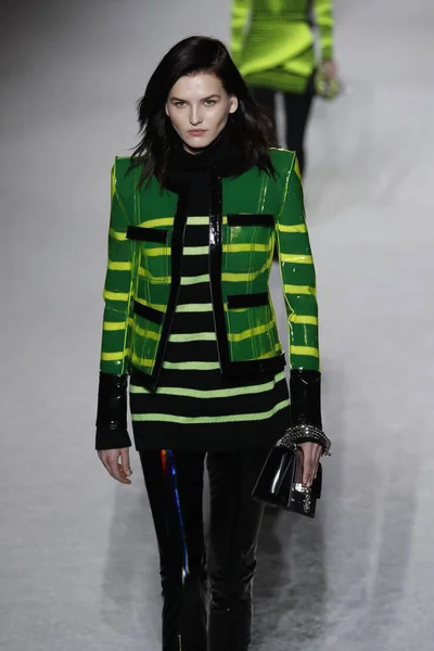 Parigi Francia Marzo Una Modella Percorre Passerella Durante Sfilata Balmain — Foto Stock