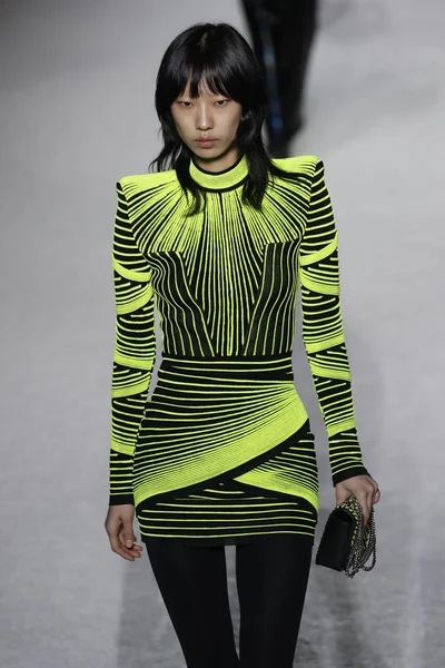 Paris, Fransa - Mart 02: Manken pist Balmain gösterisi sırasında Paris moda hafta kadın giyim Sonbahar/Kış 2018/2019 bir parçası olarak 2 Mart 2018 Paris, Fransa'da yürür.
