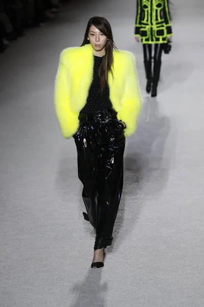 Paris, Fransa - Mart 02: Manken pist Balmain gösterisi sırasında Paris moda hafta kadın giyim Sonbahar/Kış 2018/2019 bir parçası olarak 2 Mart 2018 Paris, Fransa'da yürür.