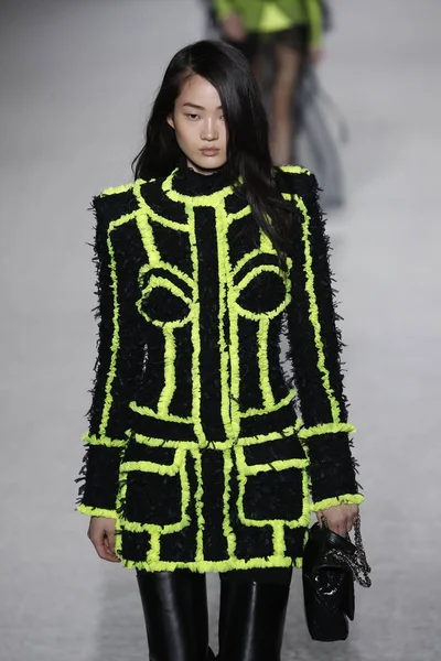 Paris, Fransa - Mart 02: Manken pist Balmain gösterisi sırasında Paris moda hafta kadın giyim Sonbahar/Kış 2018/2019 bir parçası olarak 2 Mart 2018 Paris, Fransa'da yürür.