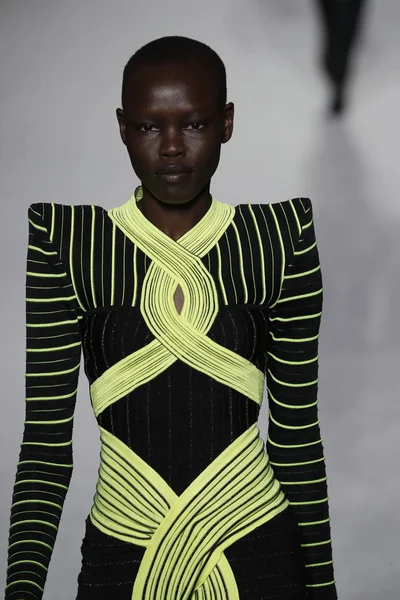 Parigi Francia Marzo Una Modella Percorre Passerella Durante Sfilata Balmain — Foto Stock