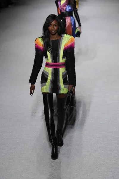 Paris, Fransa - Mart 02: Manken pist Balmain gösterisi sırasında Paris moda hafta kadın giyim Sonbahar/Kış 2018/2019 bir parçası olarak 2 Mart 2018 Paris, Fransa'da yürür.