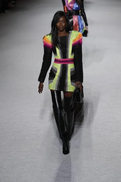 Paris, Fransa - Mart 02: Manken pist Balmain gösterisi sırasında Paris moda hafta kadın giyim Sonbahar/Kış 2018/2019 bir parçası olarak 2 Mart 2018 Paris, Fransa'da yürür.