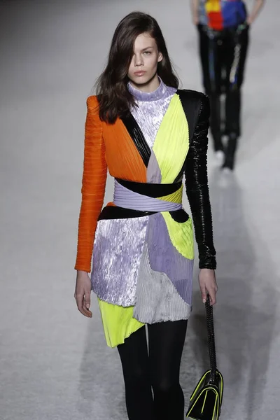 Paris, Fransa - Mart 02: Manken pist Balmain gösterisi sırasında Paris moda hafta kadın giyim Sonbahar/Kış 2018/2019 bir parçası olarak 2 Mart 2018 Paris, Fransa'da yürür.