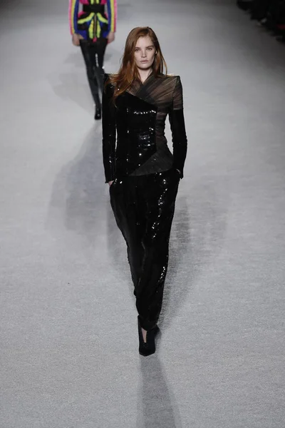 Paris, Fransa - Mart 02: Manken pist Balmain gösterisi sırasında Paris moda hafta kadın giyim Sonbahar/Kış 2018/2019 bir parçası olarak 2 Mart 2018 Paris, Fransa'da yürür.