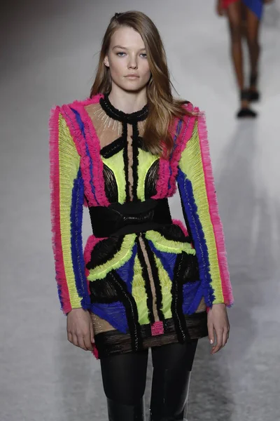 Paris, Fransa - Mart 02: Manken pist Balmain gösterisi sırasında Paris moda hafta kadın giyim Sonbahar/Kış 2018/2019 bir parçası olarak 2 Mart 2018 Paris, Fransa'da yürür.
