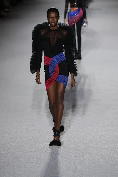 Paris, Fransa - Mart 02: Manken pist Balmain gösterisi sırasında Paris moda hafta kadın giyim Sonbahar/Kış 2018/2019 bir parçası olarak 2 Mart 2018 Paris, Fransa'da yürür.