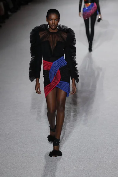 Paris, Fransa - Mart 02: Manken pist Balmain gösterisi sırasında Paris moda hafta kadın giyim Sonbahar/Kış 2018/2019 bir parçası olarak 2 Mart 2018 Paris, Fransa'da yürür.