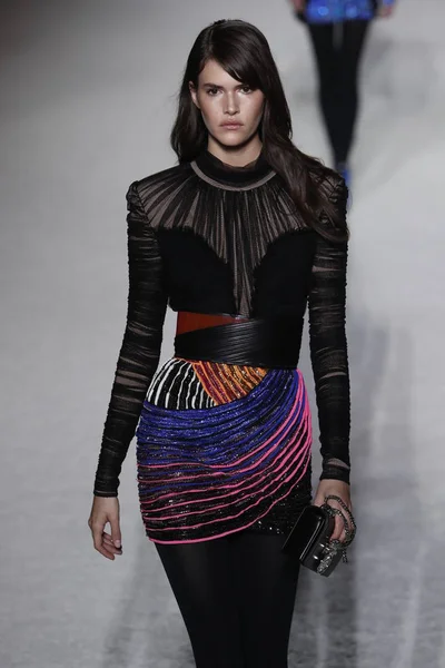 Paris, Fransa - Mart 02: Kaia Gerber pist Balmain gösterisi sırasında Paris moda hafta kadın giyim Sonbahar/Kış 2018/2019 bir parçası olarak 2 Mart 2018 Paris, Fransa'da yürür.
