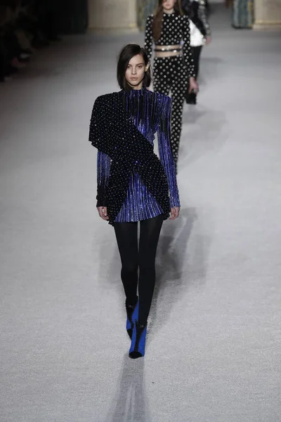 Paris, Fransa - Mart 02: Manken pist Balmain gösterisi sırasında Paris moda hafta kadın giyim Sonbahar/Kış 2018/2019 bir parçası olarak 2 Mart 2018 Paris, Fransa'da yürür.