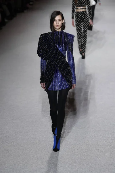 Parigi Francia Marzo Una Modella Percorre Passerella Durante Sfilata Balmain — Foto Stock