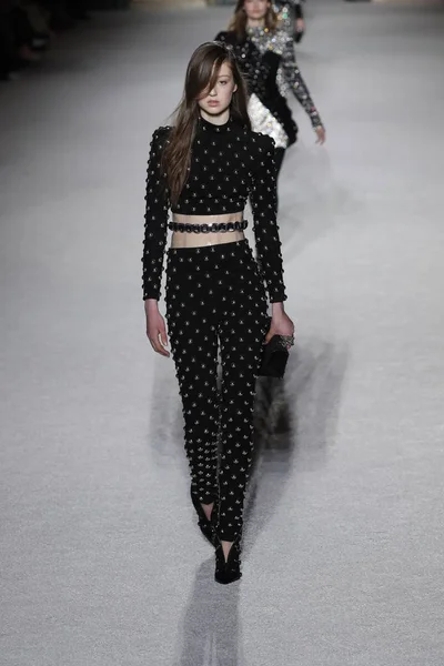 Paris, Fransa - Mart 02: Manken pist Balmain gösterisi sırasında Paris moda hafta kadın giyim Sonbahar/Kış 2018/2019 bir parçası olarak 2 Mart 2018 Paris, Fransa'da yürür.