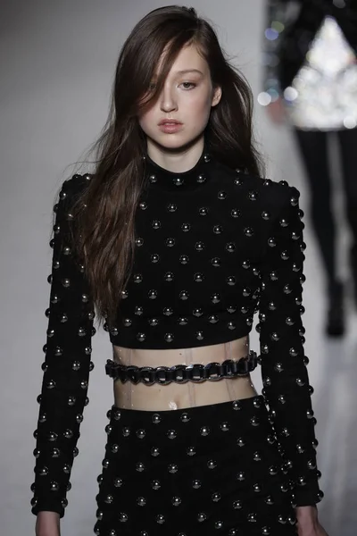 Paris, Fransa - Mart 02: Manken pist Balmain gösterisi sırasında Paris moda hafta kadın giyim Sonbahar/Kış 2018/2019 bir parçası olarak 2 Mart 2018 Paris, Fransa'da yürür.