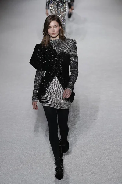 Paris, Fransa - Mart 02: Manken pist Balmain gösterisi sırasında Paris moda hafta kadın giyim Sonbahar/Kış 2018/2019 bir parçası olarak 2 Mart 2018 Paris, Fransa'da yürür.