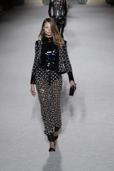 フランス モデル滑走路を歩くバルマン ショーの間にパリのファッション週間婦人服秋冬 2018年 2019 の一部として 2018 日フランスのパリでの — ストック写真