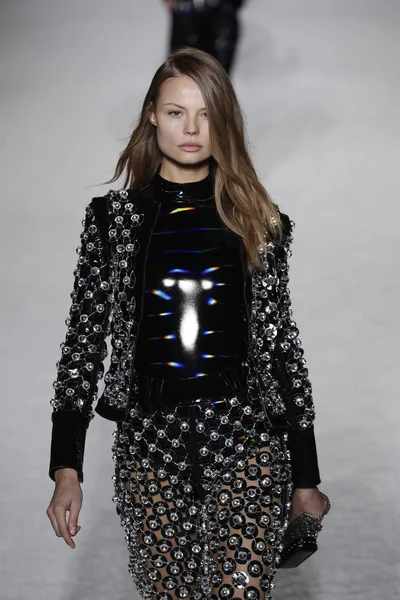 Paris Francja Mar Model Spacery Pasa Startowego Podczas Pokazu Balmain — Zdjęcie stockowe