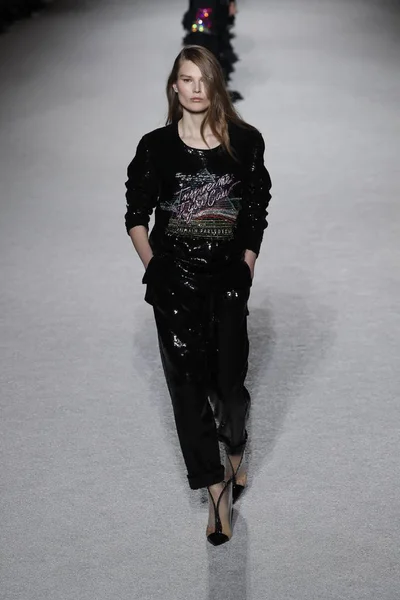 Paris, Fransa - Mart 02: Manken pist Balmain gösterisi sırasında Paris moda hafta kadın giyim Sonbahar/Kış 2018/2019 bir parçası olarak 2 Mart 2018 Paris, Fransa'da yürür.