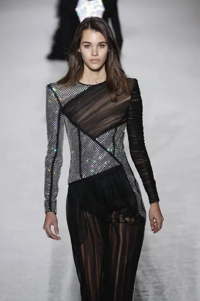 Paris Francja Mar Model Spacery Pasa Startowego Podczas Pokazu Balmain — Zdjęcie stockowe