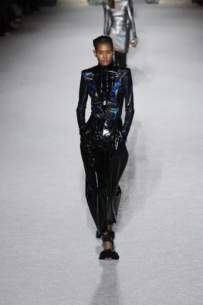 Paris, Fransa - Mart 02: Manken pist Balmain gösterisi sırasında Paris moda hafta kadın giyim Sonbahar/Kış 2018/2019 bir parçası olarak 2 Mart 2018 Paris, Fransa'da yürür.