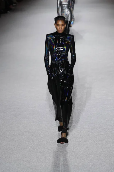 フランス モデル滑走路を歩くバルマン ショーの間にパリのファッション週間婦人服秋冬 2018年 2019 の一部として 2018 日フランスのパリでの — ストック写真