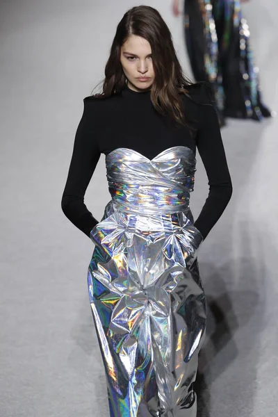 Paris, Fransa - Mart 02: Manken pist Balmain gösterisi sırasında Paris moda hafta kadın giyim Sonbahar/Kış 2018/2019 bir parçası olarak 2 Mart 2018 Paris, Fransa'da yürür.