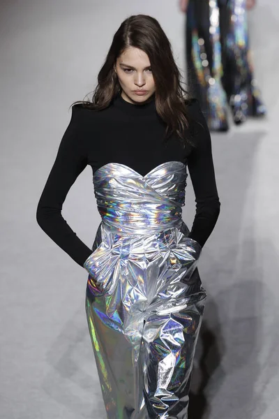 Paris, Fransa - Mart 02: Manken pist Balmain gösterisi sırasında Paris moda hafta kadın giyim Sonbahar/Kış 2018/2019 bir parçası olarak 2 Mart 2018 Paris, Fransa'da yürür.