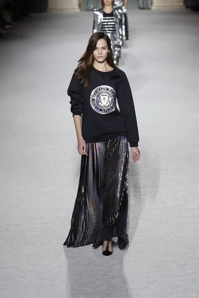 Paris, Fransa - Mart 02: Manken pist Balmain gösterisi sırasında Paris moda hafta kadın giyim Sonbahar/Kış 2018/2019 bir parçası olarak 2 Mart 2018 Paris, Fransa'da yürür.