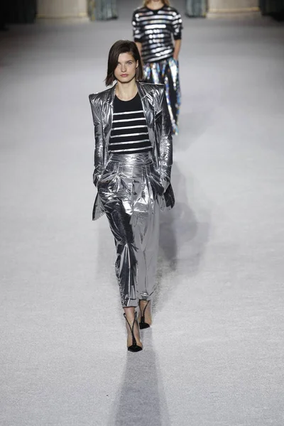Paris, Fransa - Mart 02: Manken pist Balmain gösterisi sırasında Paris moda hafta kadın giyim Sonbahar/Kış 2018/2019 bir parçası olarak 2 Mart 2018 Paris, Fransa'da yürür.