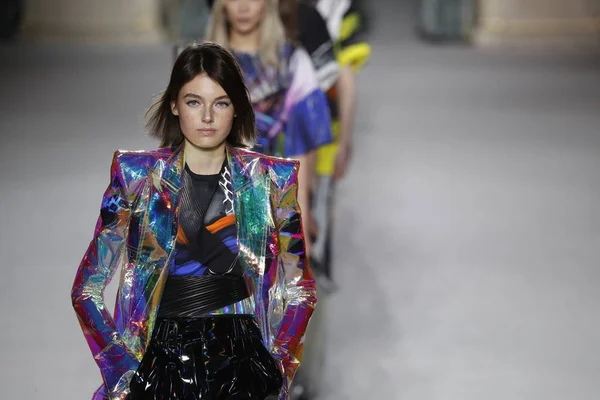 Paris, Fransa - Mart 02: Modelleri pist finale Balmain gösterisi sırasında bölümü, Paris moda hafta kadın giyim Sonbahar/Kış 2018/2019 olarak 2 Mart 2018 Paris, Fransa'da walk on.