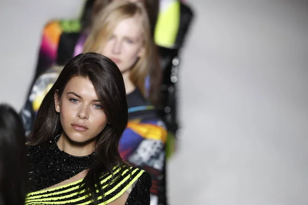 Parigi Francia Marzo Modelle Sfilano Finale Durante Sfilata Balmain Nell — Foto Stock