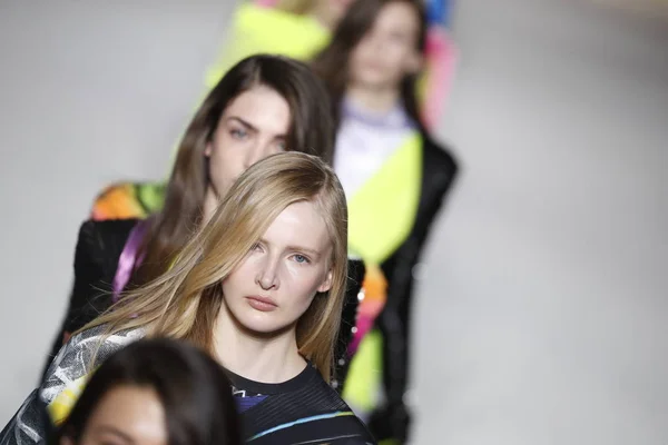 3月02日 模特们在巴尔曼秀期间步行跑道决赛作为巴黎时尚周的一部分女装秋天或冬天2018 2019 在2018年3月2日在巴黎 — 图库照片