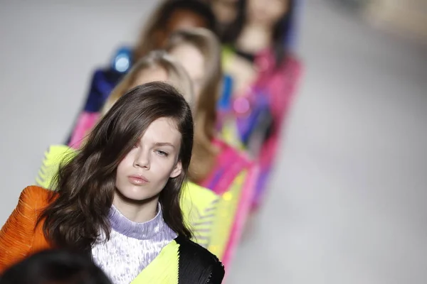 Parigi Francia Marzo Modelle Sfilano Finale Durante Sfilata Balmain Nell — Foto Stock