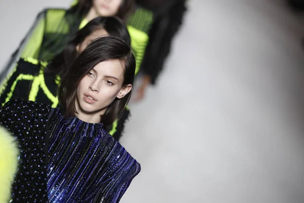 Paris, Fransa - Mart 02: Modelleri pist finale Balmain gösterisi sırasında bölümü, Paris moda hafta kadın giyim Sonbahar/Kış 2018/2019 olarak 2 Mart 2018 Paris, Fransa'da walk on.