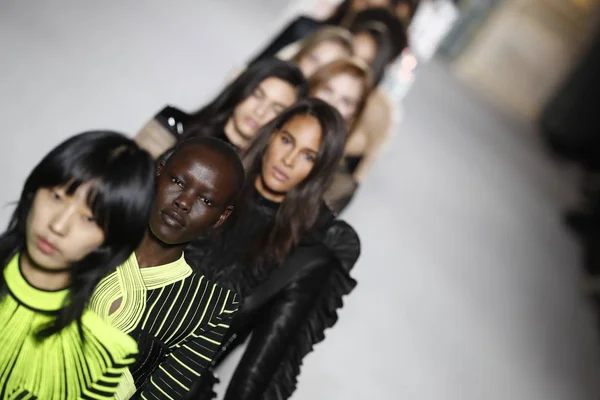 3月02日 模特们在巴尔曼秀期间步行跑道决赛作为巴黎时尚周的一部分女装秋天或冬天2018 2019 在2018年3月2日在巴黎 — 图库照片