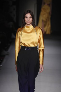 Paris, Fransa - 28 Şubat: Bir modeli pist Lanvin gösterisi sırasında bölümü, Paris moda hafta kadın giyim Sonbahar/Kış 2018/2019 olarak 28 Şubat 2018 Paris, Fransa'da yürür.