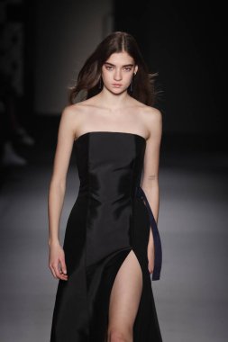 Paris, Fransa - 28 Şubat: Bir modeli pist Lanvin gösterisi sırasında bölümü, Paris moda hafta kadın giyim Sonbahar/Kış 2018/2019 olarak 28 Şubat 2018 Paris, Fransa'da yürür.