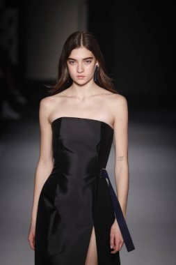 Paris, Fransa - 28 Şubat: Bir modeli pist Lanvin gösterisi sırasında bölümü, Paris moda hafta kadın giyim Sonbahar/Kış 2018/2019 olarak 28 Şubat 2018 Paris, Fransa'da yürür.