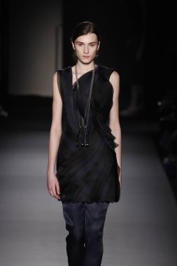 Paris, Fransa - 28 Şubat: Bir modeli pist Lanvin gösterisi sırasında bölümü, Paris moda hafta kadın giyim Sonbahar/Kış 2018/2019 olarak 28 Şubat 2018 Paris, Fransa'da yürür.