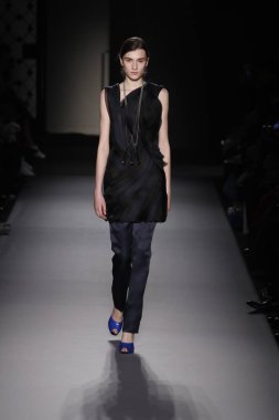 Paris, Fransa - 28 Şubat: Bir modeli pist Lanvin gösterisi sırasında bölümü, Paris moda hafta kadın giyim Sonbahar/Kış 2018/2019 olarak 28 Şubat 2018 Paris, Fransa'da yürür.