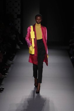 Paris, Fransa - 28 Şubat: Bir modeli pist Lanvin gösterisi sırasında bölümü, Paris moda hafta kadın giyim Sonbahar/Kış 2018/2019 olarak 28 Şubat 2018 Paris, Fransa'da yürür.