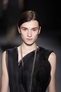 Paris, Fransa - 28 Şubat: Bir modeli pist Lanvin gösterisi sırasında bölümü, Paris moda hafta kadın giyim Sonbahar/Kış 2018/2019 olarak 28 Şubat 2018 Paris, Fransa'da yürür.