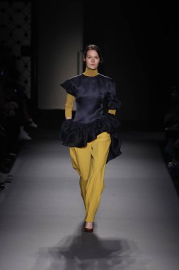 Paris, Fransa - 28 Şubat: Bir modeli pist Lanvin gösterisi sırasında bölümü, Paris moda hafta kadın giyim Sonbahar/Kış 2018/2019 olarak 28 Şubat 2018 Paris, Fransa'da yürür.