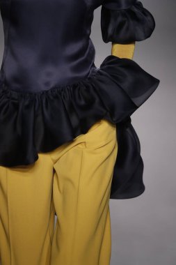 Paris, Fransa - 28 Şubat: Bir modeli pist Lanvin gösterisi sırasında bölümü, Paris moda hafta kadın giyim Sonbahar/Kış 2018/2019 olarak 28 Şubat 2018 Paris, Fransa'da yürür.