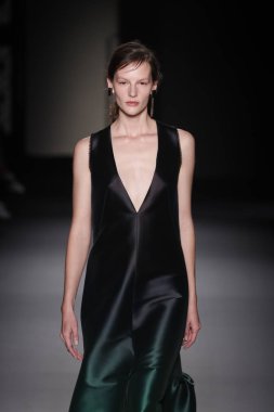 Paris, Fransa - 28 Şubat: Bir modeli pist Lanvin gösterisi sırasında bölümü, Paris moda hafta kadın giyim Sonbahar/Kış 2018/2019 olarak 28 Şubat 2018 Paris, Fransa'da yürür.