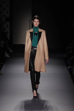 Paris, Fransa - 28 Şubat: Bir modeli pist Lanvin gösterisi sırasında bölümü, Paris moda hafta kadın giyim Sonbahar/Kış 2018/2019 olarak 28 Şubat 2018 Paris, Fransa'da yürür.