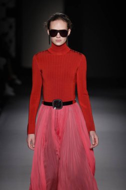 Paris, Fransa - 28 Şubat: Bir modeli pist Lanvin gösterisi sırasında bölümü, Paris moda hafta kadın giyim Sonbahar/Kış 2018/2019 olarak 28 Şubat 2018 Paris, Fransa'da yürür.